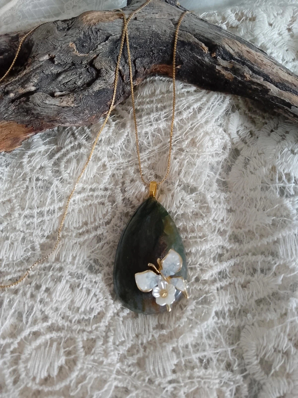 Collier pierre d'agate mousse avec papillon